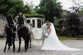 Hochzeitskutsche-fotoshooting-brautpaarshooting-pferde