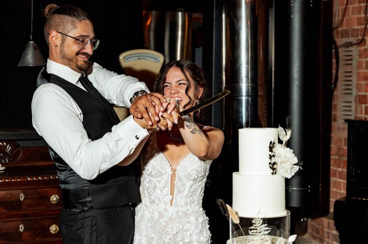 Der Hochzeitsfotograf NRW präsentiert festlich geschmückte Torte