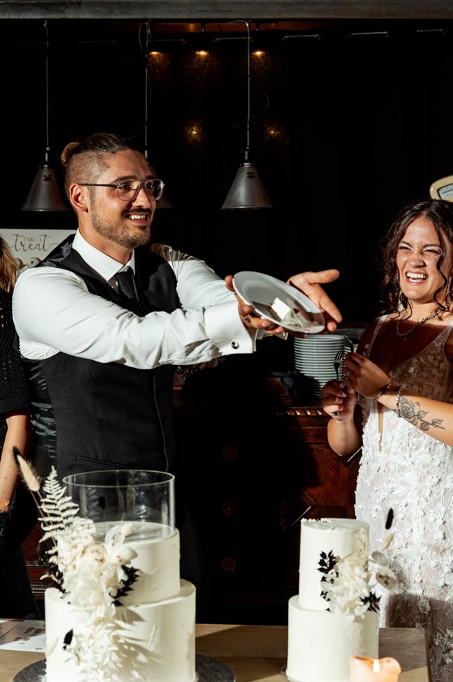 Der Hochzeitsfotograf NRW präsentiert festlich geschmückte Torte