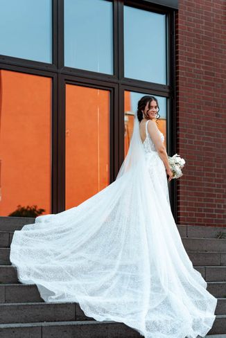 Nahaufnahme des eleganten Brautkleids einer Braut in NRW